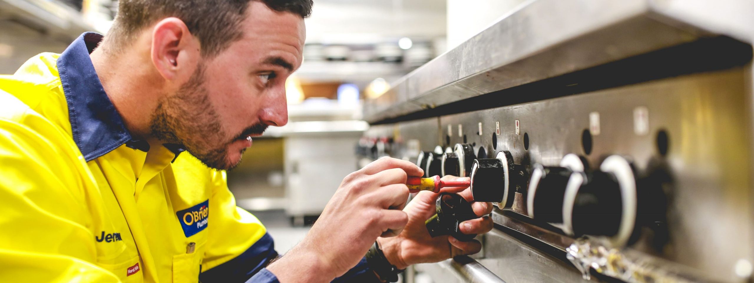 plumber-performs-gasfitting