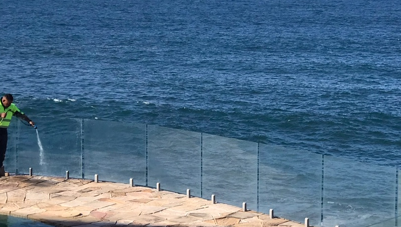 Freshen Up Your Glass Pool Fence For Summer
