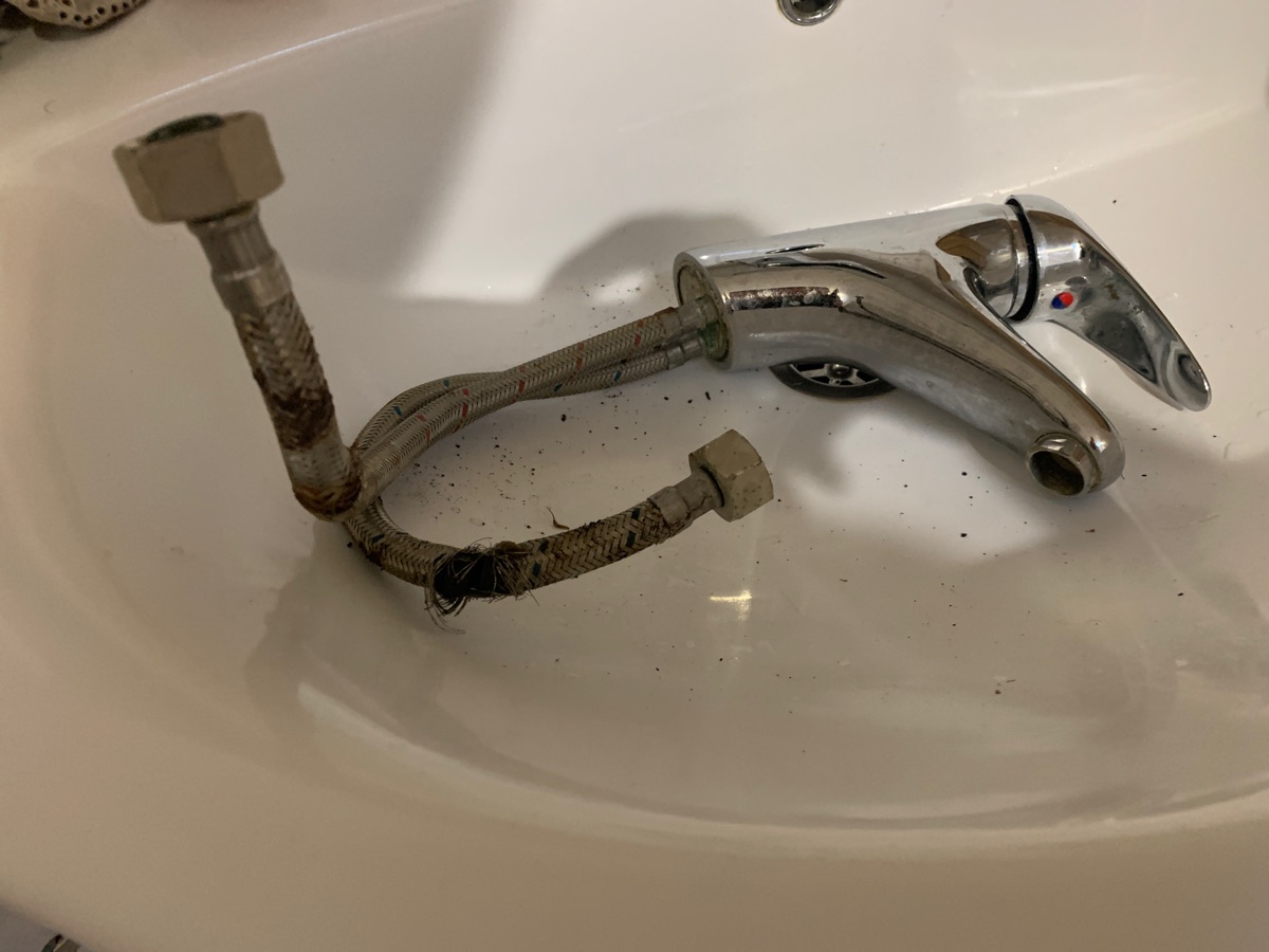 How to Prevent a Burst Flexible Basin Hose (Flexi Hose) Before the Holidays
